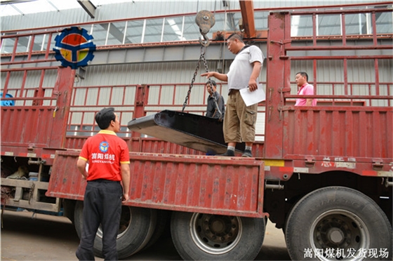 嵩陽煤機(jī)礦用輸送機(jī)發(fā)貨現(xiàn)場(chǎng) (4).jpg